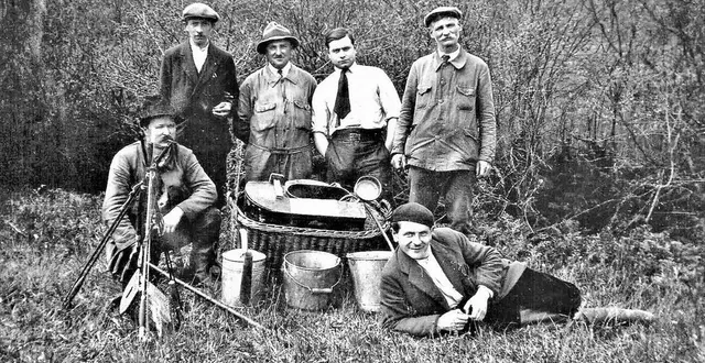 photo  au cours d’un alevinage, dans les années 1930, avec le bac dans le panier en osier au centre de la photo. les cannes disposées en faisceau sont aussi de la partie.  &copy;  gaule tinchebrayenne 
