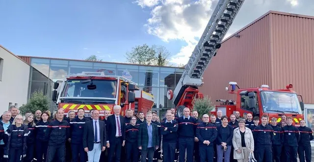 photo  jean-paul bordes, acteur sarthois, est venu à la rencontre des sapeurs-pompiers du nord sarthe.  &copy;  le maine libre 