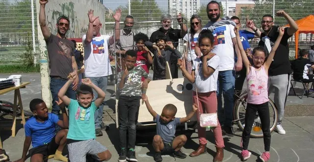 photo  il y avait de la joie, jeudi, autour du triporteur qui sillonnera les sablons, cet été, avec son logo et son haut-parleur. nul doute qu’il sera repéré par tous.  &copy;  ouest-france 
