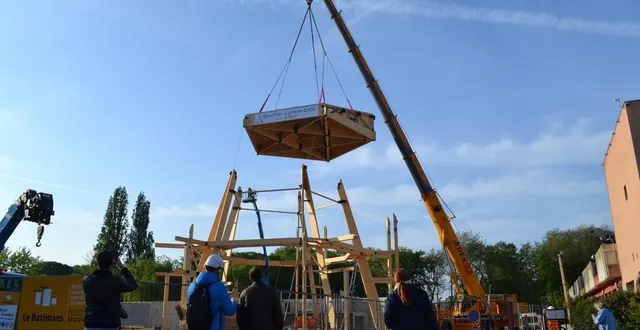 photo  mercredi 27 avril 2022, opération de levage du toit du chapiteau permanent de la cité du cirque, au mans (sarthe).  &copy;  ouest-france 