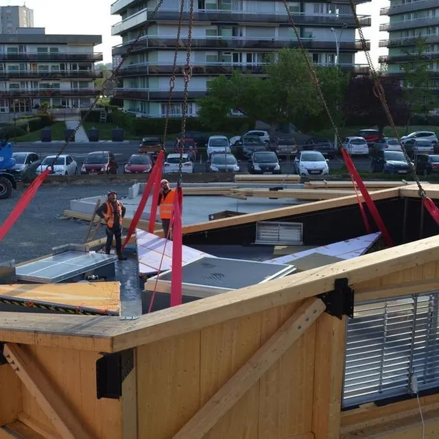 photo mercredi 27 avril 2022, opération de levage du toit du chapiteau permanent de la cité du cirque, au mans (sarthe).  ©  ouest-france