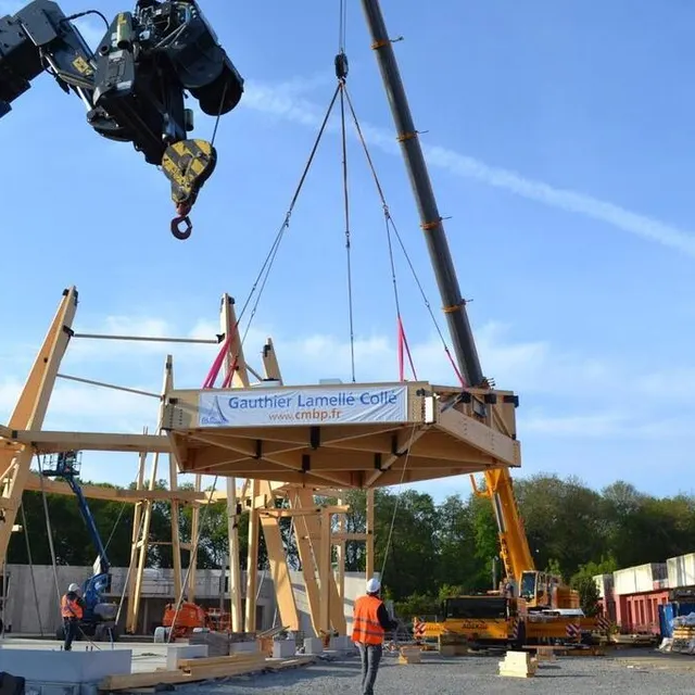photo mercredi 27 avril 2022, opération de levage du toit du chapiteau permanent de la cité du cirque, au mans (sarthe).  ©  ouest-france