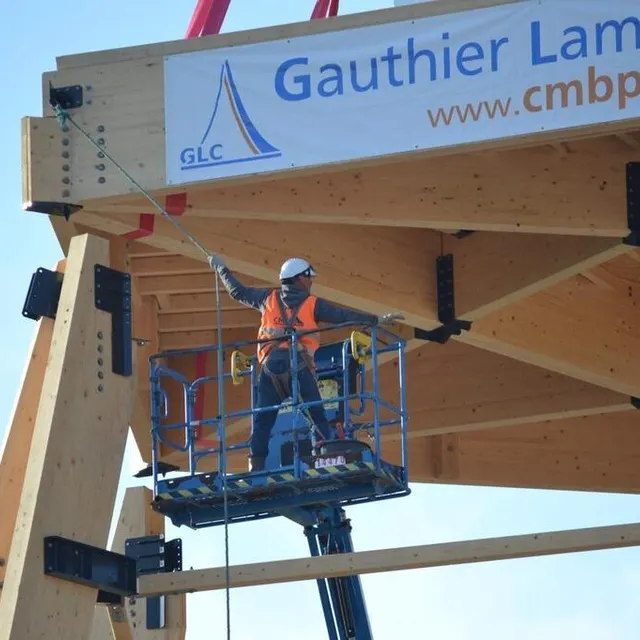 photo mercredi 27 avril 2022, opération de levage du toit du chapiteau permanent de la cité du cirque, au mans (sarthe).  ©  ouest-france