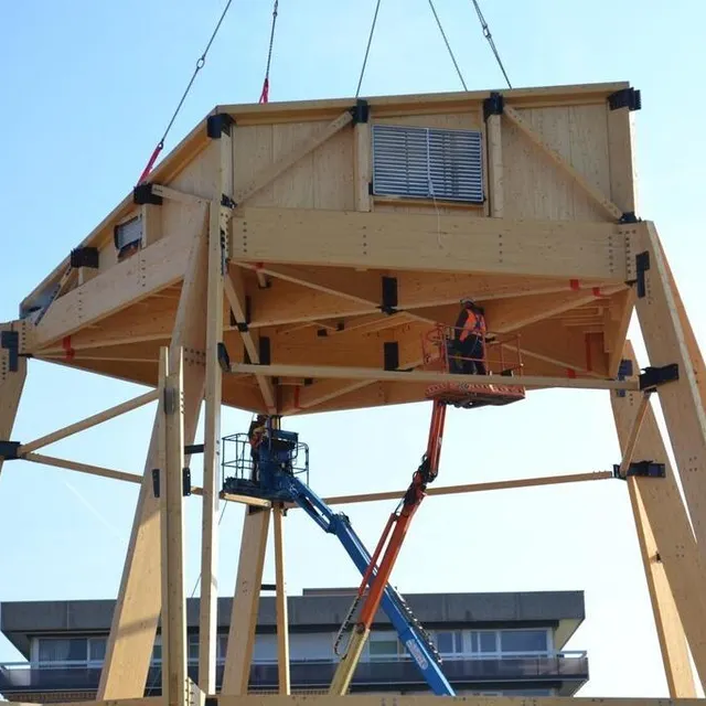 photo mercredi 27 avril 2022, opération de levage du toit du chapiteau permanent de la cité du cirque, au mans (sarthe).  ©  ouest-france