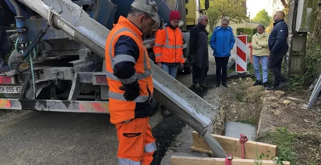 photo  un agent du conseil départemental, des élus et le responsable technique de la commune de saint-martin-du-vieux-bellême, une ingénieure géotechnicienne et la propriétaire de la maison évacuée, assistent au comblement de la cavité.  &copy;  ouest-france 