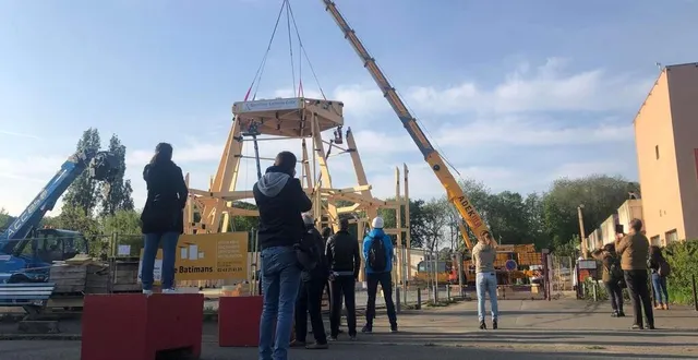 photo  la pose du chapeau du chapiteau de la cité du cirque a été suivie avec attention.  &copy;  le maine libre 