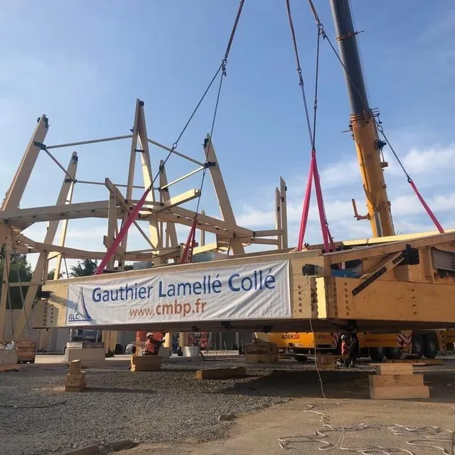 photo le chapeau du chapiteau de la cité du cirque commence à s’élever.  ©  le maine libre