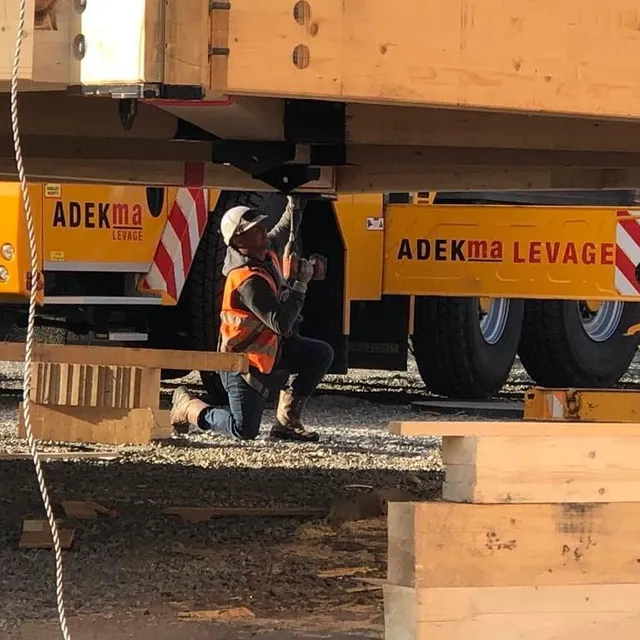 photo derniers préparatifs avant que le chapeau ne s’envole au sommet de la charpente du chapiteau.  ©  le maine libre
