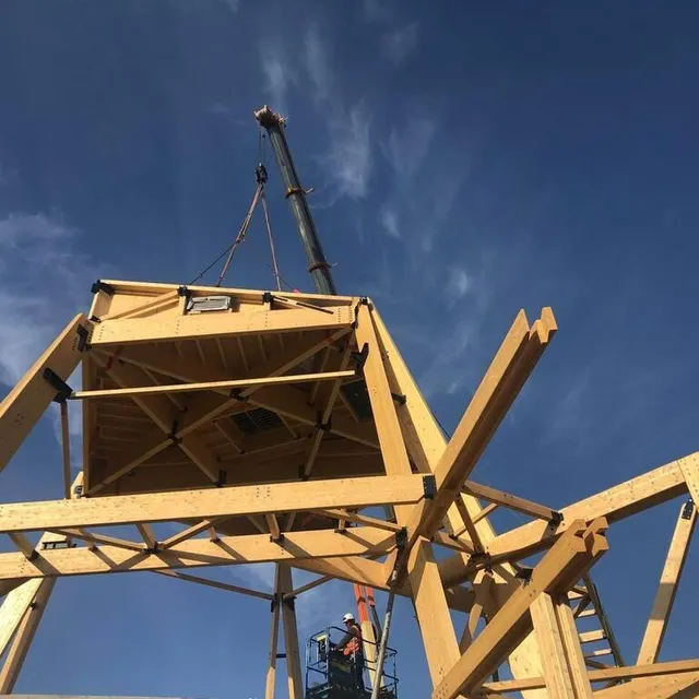 photo il fallait une météo favorable pour la pose du chapeau. c’était le cas ce mercredi matin.  ©  le maine libre