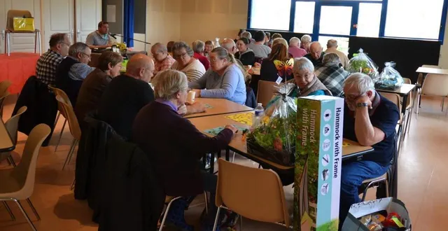 photo  mercredi après-midi, le club de l’amitié, présidé par nicolas beaumont, a organisé un loto à la salle beausoleil. l’occasion de parler du prochain événement : « nous organisons une croisière en bateau, en suisse normande, le 18 mai. nous partirons en car depuis cette salle, à 7 h. il reste trente places disponibles. » tarif : 37 €. pour s’inscrire : nicolas beaumont, tél. 06 72 38 40 74. 