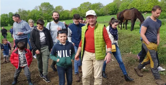 photo  olivier ,un des trois fermiers ,commente à des visiteurs les différents aspects de l’exploitation du pis qui chante.  &copy;  le maine libre 
