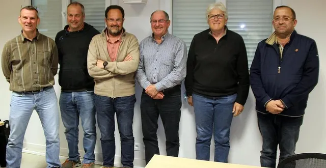 photo  samuel radigue (vc belinois), hugues riollet (fédération vtt), alain chevallier, gérard rocton, catherine donné représentant la municipalité, et jean-marie couillard président du l’us yvré foot.  &copy;  le maine libre 