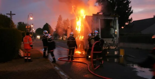 photo  l’intérieur de la benne a été dévoré par les flammes.  &copy;  le maine libre 