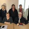 photo  la présidente, annie olivier (assise au centre), entourée des membres de média’risle et du maire, philippe bigot (assis à droite). 