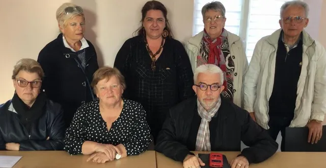 photo  la présidente, annie olivier (assise au centre), entourée des membres de média’risle et du maire, philippe bigot (assis à droite).  &copy;  ouest-france 