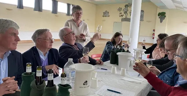 photo  des vins sarthois devraient apparaître bientôt sur la carte du restaurant du sénat, à paris. pour soumettre une présélection au sommelier de l’établissement, des élus du sud sarthe et des viticulteurs lui ont déjà mâché le travail en testant 18 bouteilles, dans le village de lhomme.  &copy;  ouest-france 