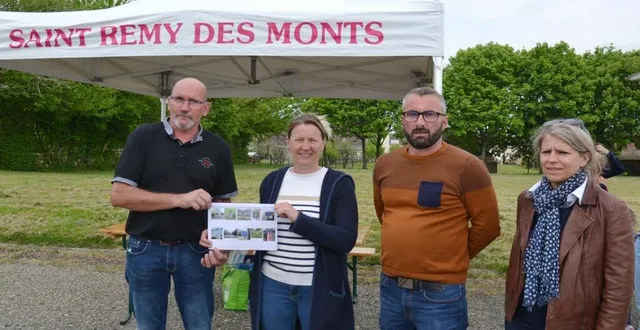 photo  la présidente du comité des fêtes (2e depuis la gauche), présente l’une des trois feuilles présentant un des circuits de découverte des lettres.  &copy;  ouest-france 