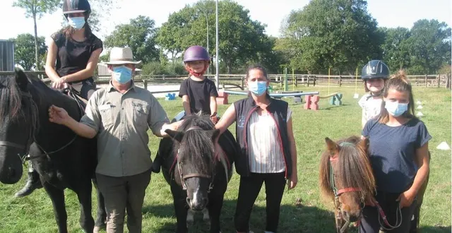 photo  manuel yvinec et laure sagot avec quelques élèves.  &copy;  archives ouest-france 