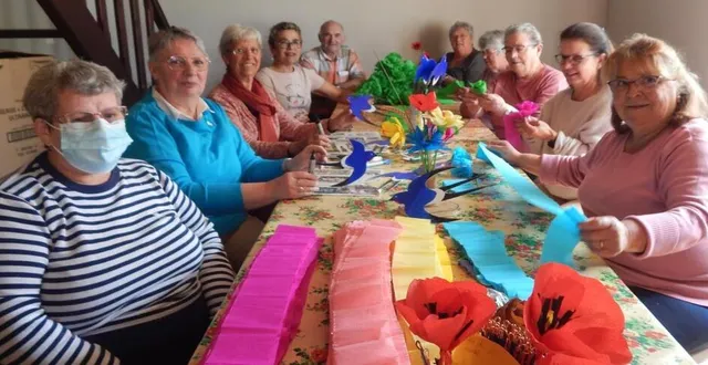 photo  des petites mains confectionnent fleurs et différents objets comme des hirondelles ou des coccinelles, pour la décoration du village et de la salle polyvalente pour le dîner du samedi soir.  &copy;  le maine libre 
