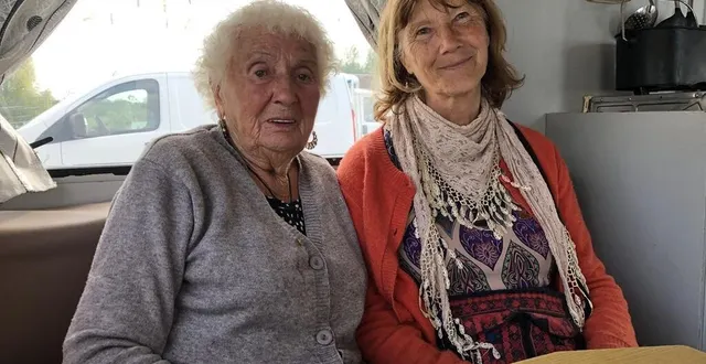 photo  chaque mercredi, delphine, 85 ans, attend la visite de jacqueline avec impatience.  &copy;  ouest-france 