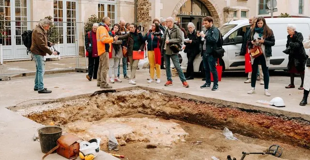 photo  stéphane augry, responsable de recherche à l’inrap, a présenté les résultats du diagnostic archéologique effectué place saint-pierre, là où se tenait au moyen-âge le palais des comtes du maine.  &copy;  le maine libre - adèle jamonneau 