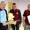 photo gérard sepré, président de l’antonnière, reçoit le trophée 2022 des mains de joseph paysan, trésorier, et de pascal rohée, président du billard club de requeil.