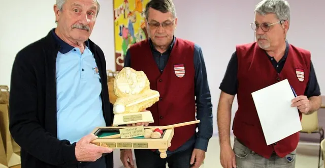 photo  gérard sepré, président de l’antonnière, reçoit le trophée 2022 des mains de joseph paysan, trésorier, et de pascal rohée, président du billard club de requeil.  &copy;  le maine libre 