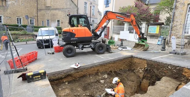 photo  place du hallai, des vestiges peu spectaculaires mais très parlants : des négatifs de murs (il n’y a plus de pierres, mais il en reste les traces) de l’ancienne prison du palais comtal (en arrière-plan). sans parler de vestiges d’une voirie antique liée à la muraille, voire antérieurs…  &copy;  ouest-france 