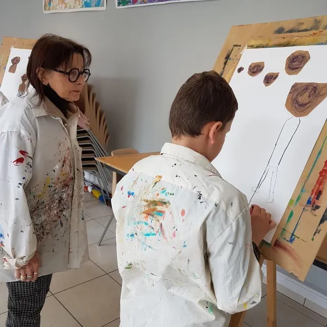 photo édith clément, artiste plasticienne autodidacte, anime et accompagne les jeunes enfants dans la découverte de l’art.  ©  roc loisirs