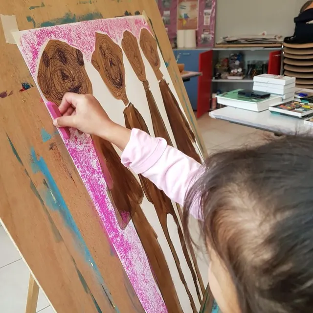 photo les jeunes enfants utilisent différentes techniques, ici le brou de noix et le pastel.  ©  roc loisirs