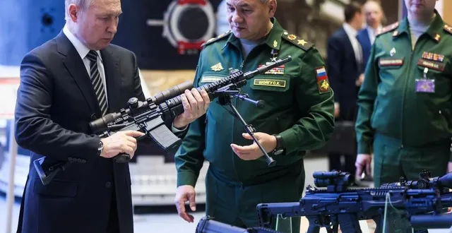 photo  vladimir poutine et son ministre de la défense sergei shoigu au salon de l’armement de moscou en 2021. sputnik/mikhail metzel/pool via reuters.  &copy;  via reuters 