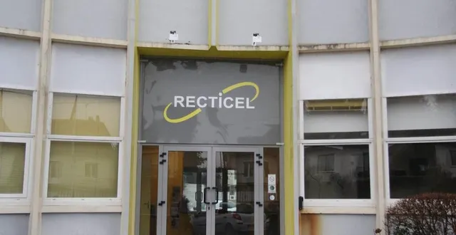 photo  les anciens locaux de recticel, entreprise basée à noyen-sur-sarthe qui a fermé ses portes en juin 2016.  &copy;  archives ouest-france 