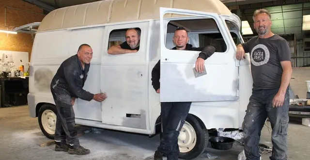 photo  les agents du service déchets de la communauté de communes des vallées d’auge et du merlerault (cdc des vam) s’attellent à cette restauration tout en assurant leurs tâches quotidiennes.  &copy;  ouest-france 