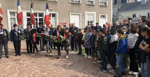 photo  accompagnés par des élus, deux élèves de l’école sainte-anne de sablé-sur-sarthe ont déposé des gerbes devant la plaque commémorative de la déportation de la famille zylberszlak en octobre 1942.  &copy;  ouest-france 