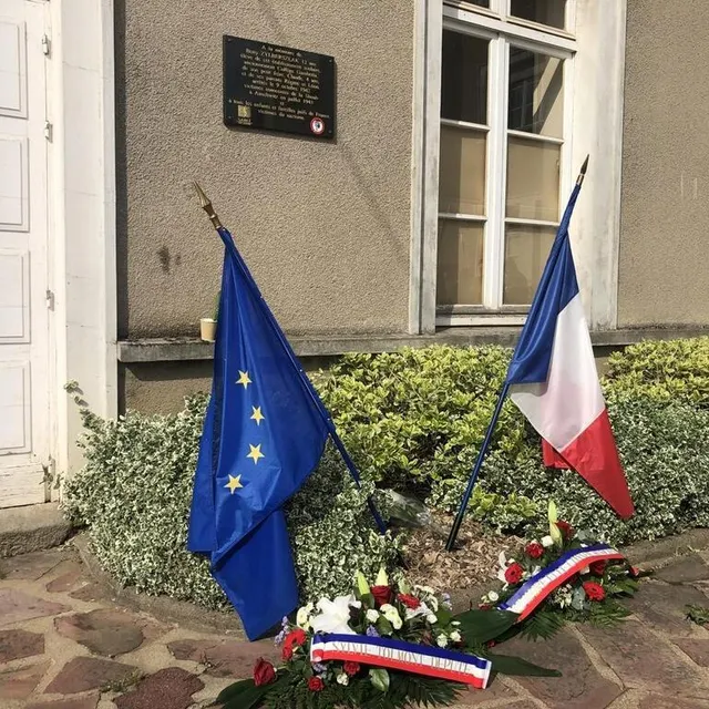 photo apposée sur l’un des murs de l’ancienne école gambetta en 2009, la plaque commémorative rappelle l’histoire de la famille zylberszlak arrêtée à sablé-sur-sarthe.  ©  ouest-france