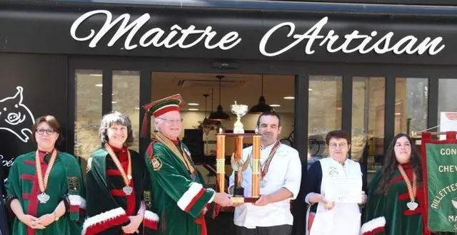 photo  remise de la médaille d’or par la confrérie des chevaliers des rillettes sarthoises à laurent berthier.  &copy;  le maine libre 