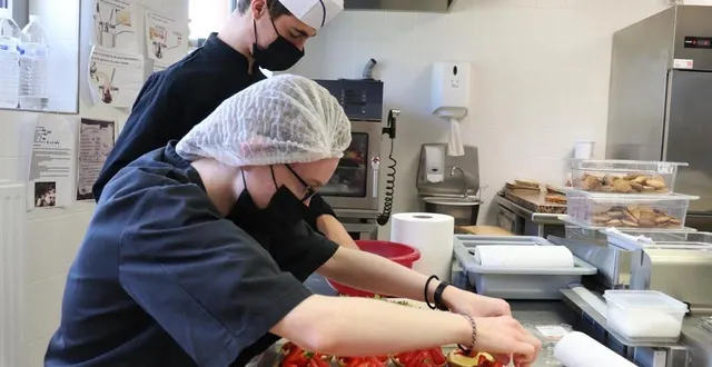 photo  laure (au premier plan) et nathan préparent les tartelettes de fruits rouges prévues au menu de vendredi 29 avril.  &copy;  ouest-france 