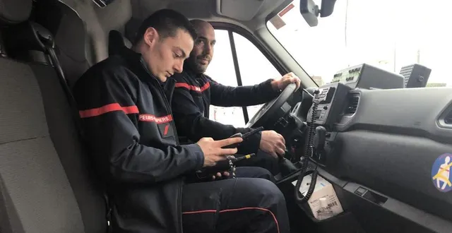 photo  un vendredi de mars 2022, le maine libre a passé huit heures avec les pompiers du centre d’incendie et de secours principal du mans. ici, le départ d’une ambulance.  &copy;  le maine libre 