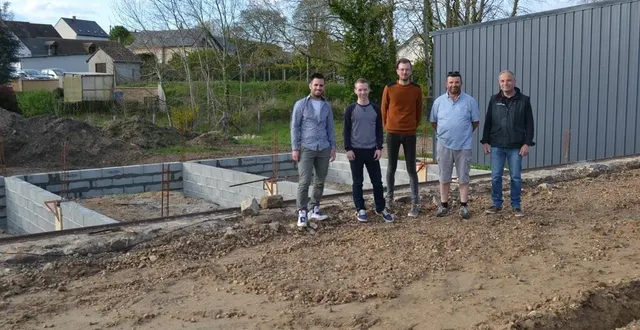 photo  les deux nouveaux restaurateurs accueillis sur le site par franck gauthier, kevin grudé le fleuriste de la gare et frédéric despeaux, gérant de la supérette.  &copy;  le maine libre 