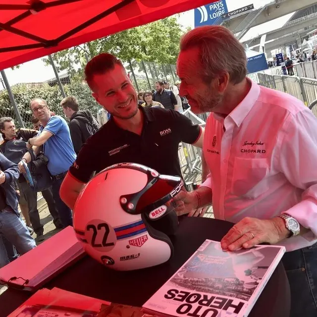 photo parfois une heure d’attente pour rencontrer jacky ickx.  ©  ouest-france
