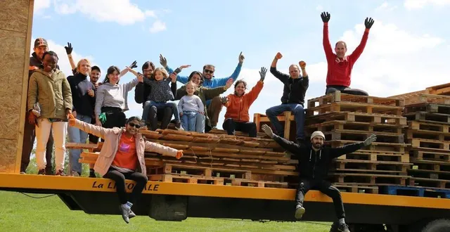 photo  une quinzaine de bénévoles du biche festival a déménagé le matériel du lieu historique, à cisai-saint-aubin, vers le nouveau site, à rai.  &copy;  ouest-france 