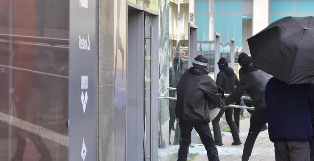 photo  des casseurs se sont pris aux vitrines du magasin go sport place bretagne  &copy;  photo po-nb 