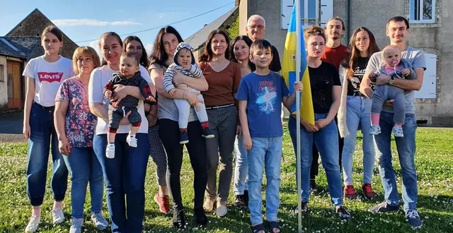 photo  les réfugiés ukrainiens ont été reçus par le maire, michel briffault (au fond).  &copy;  ouest-france 