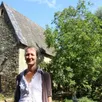 photo  geneviève karlsson devant la chapelle de la cour des aulnays. 