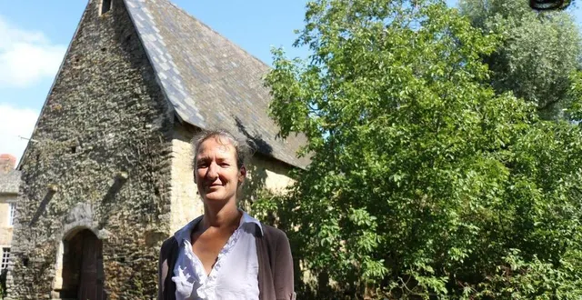 photo  geneviève karlsson devant la chapelle de la cour des aulnays.  &copy;  archives co 