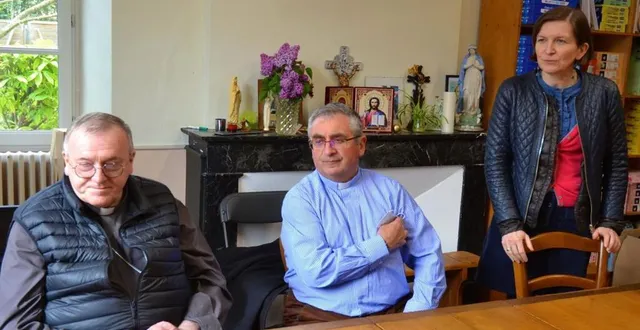 photo  mgr le saux, le père le meur et axelle de feraudy au presbytère.  &copy;  ouest-france 