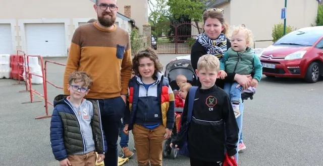photo  adrien besson et charlotte hervé, qui ont chacun deux enfants scolarisés à l’école de villaines-sous-malicorne, s’inquiètent de la fermeture d’une classe annoncée à la rentrée 2022.  &copy;  ouest-france 