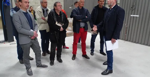 photo  m. dollon, directeur général, explique à la délégation d’élus quelle sera la future structure d’envie-maine 72 qui va s’installer fin mai 2022 en zone du vivier.  &copy;  le maine libre 