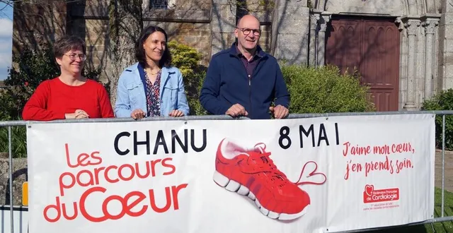 photo  karine seynave, au centre, entourée de céline levée, adjointe aux associations et de michel legalle, maire de chanu.  &copy;  ouest-france 