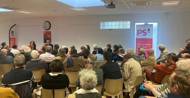 photo  les militants sarthois, réunis rue bigot, sont vent debout contre un accord avec la france insoumise.  &copy;  le maine libre 